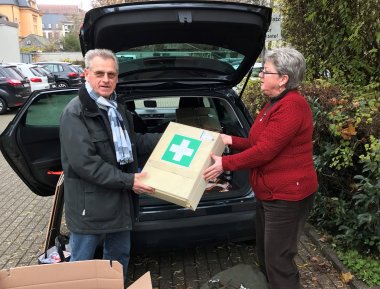 Georg Barton und VG-Mitarbeiterin Johanna Fox bringen die Hilfslieferung auf den Weg