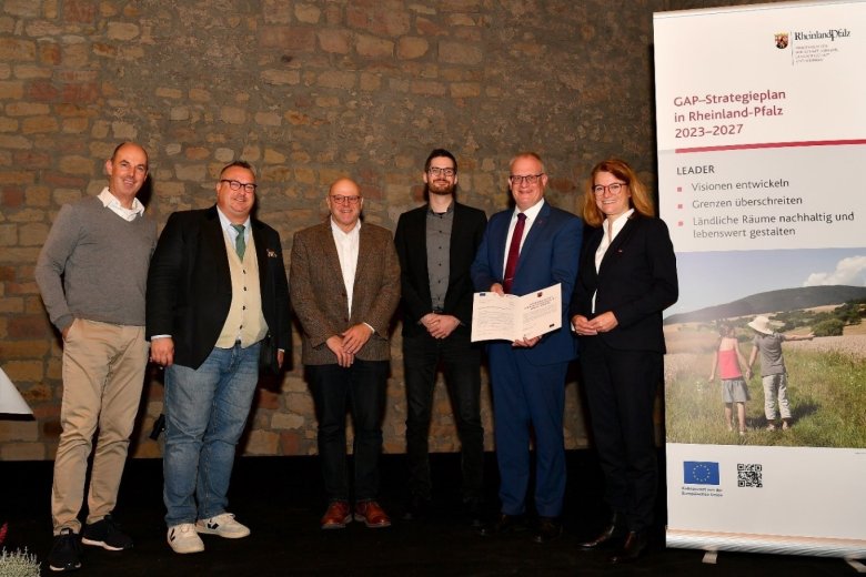 Gruppenbild zur Überreichung einer Urkunde