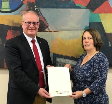 Bürgermeister Holstein übergab Katja Vernazobres das Bestellungsschreiben zur Gleichstellungsbeauftragten der Verbandsgemeinde Trier-Land.