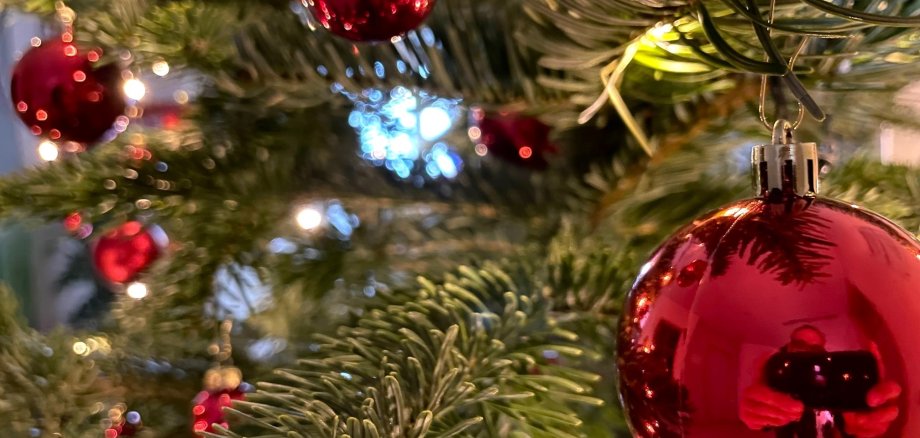 Christbaumkugeln an einem geschmückten Weihnachtsbaum