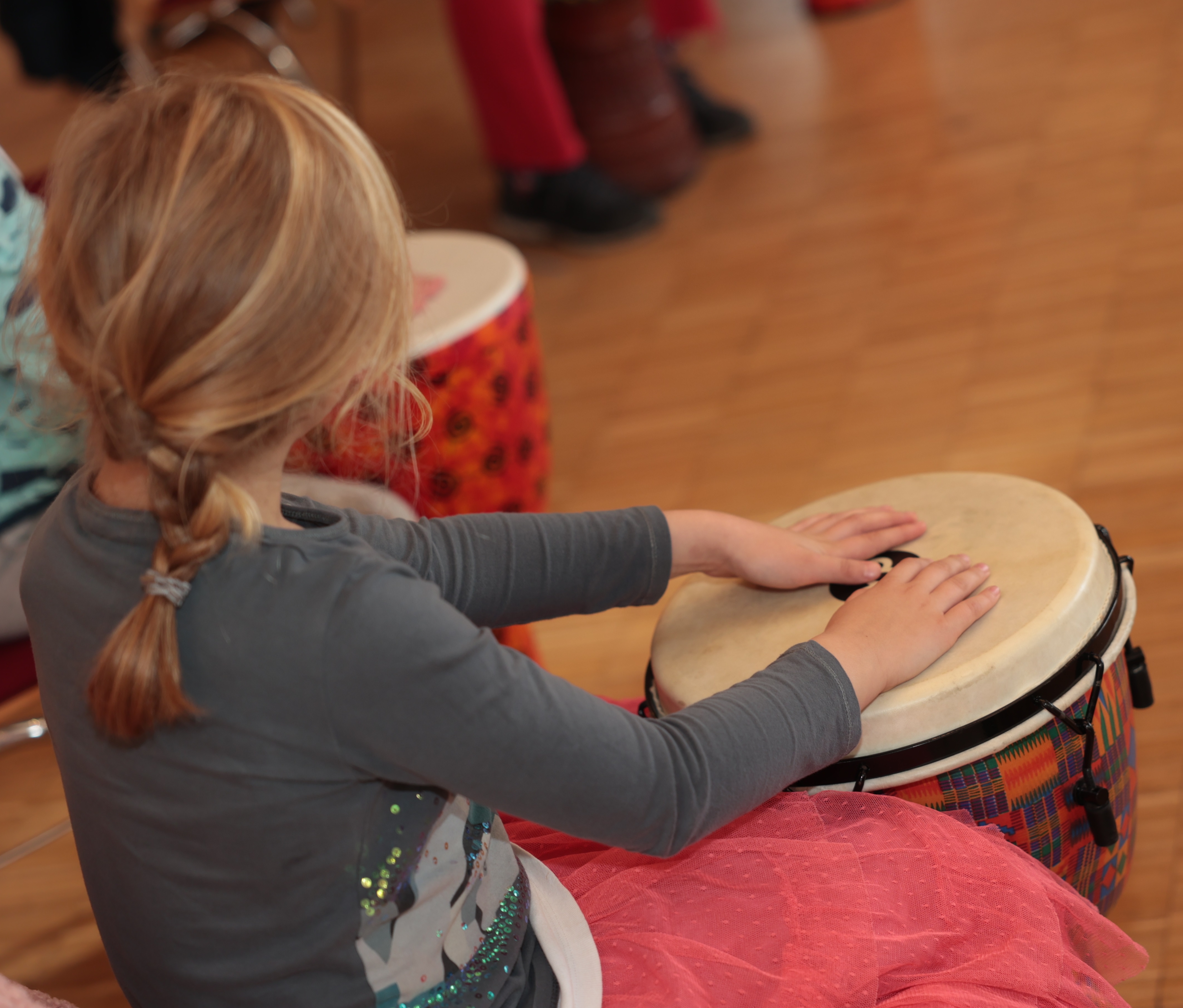 Kind mit Trommel beim 1. Musikworkshop in Butzweiler