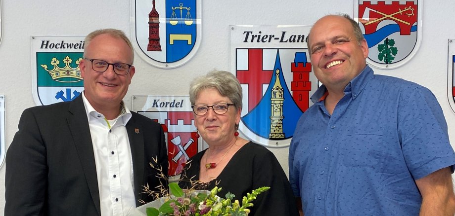Bürgermeister Michael Holstein und Personalratsvorsitzender Armin Hunsicker gratulieren Johanna Fox zum 25jährigen Dienstjubiläum.