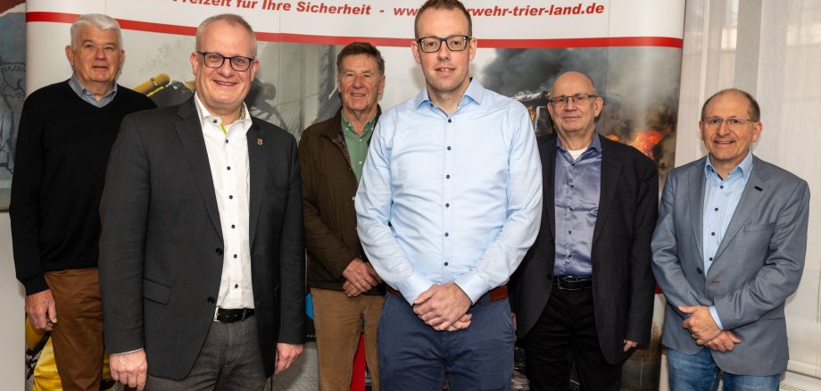 v.l.n.r. Gerhard Schwarz (Beigeordneter), Michael Holstein (Verbandsbürgermeister), Matthias Daleiden (1. Beigeordneter), Max Kraushaar, Dieter Müller (Beigeordneter), Matthias Wagner (Fachbereichsleiter Bürgerdienste/Brand- und Katastrophenschutz)