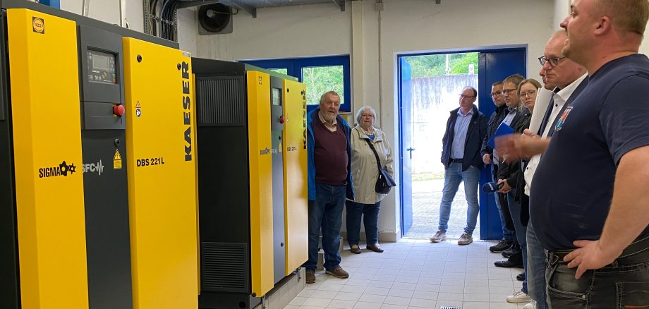 Abwassermeister Axel Grölinger (rechts) führt die Mitglieder der Verbandsversammlung durch die Anlage.