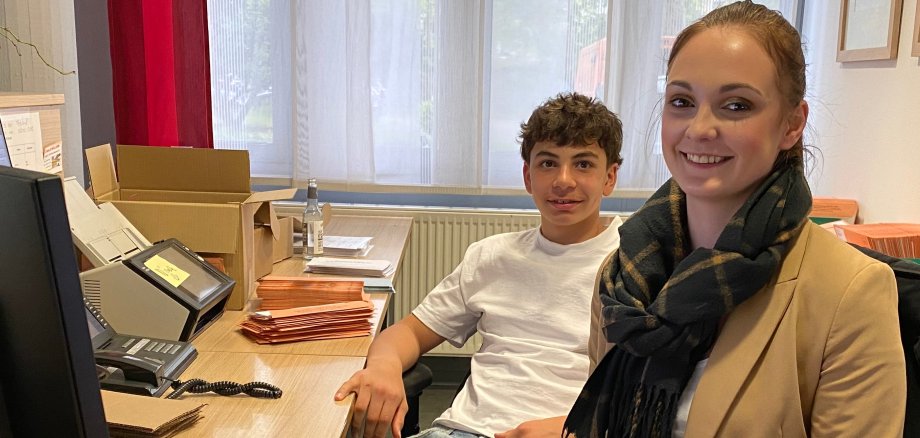 Im Rahmen des Boys’Day begleitete Alexandros Verwaltungsmitarbeiterin Nina Lieser. 