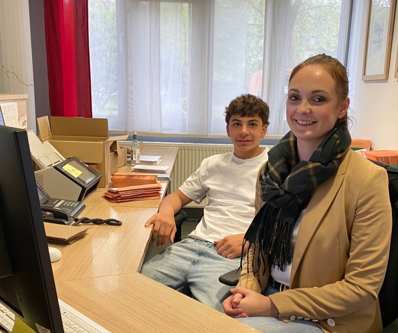 Im Rahmen des Boys’Day begleitete Alexandros Verwaltungsmitarbeiterin Nina Lieser. 