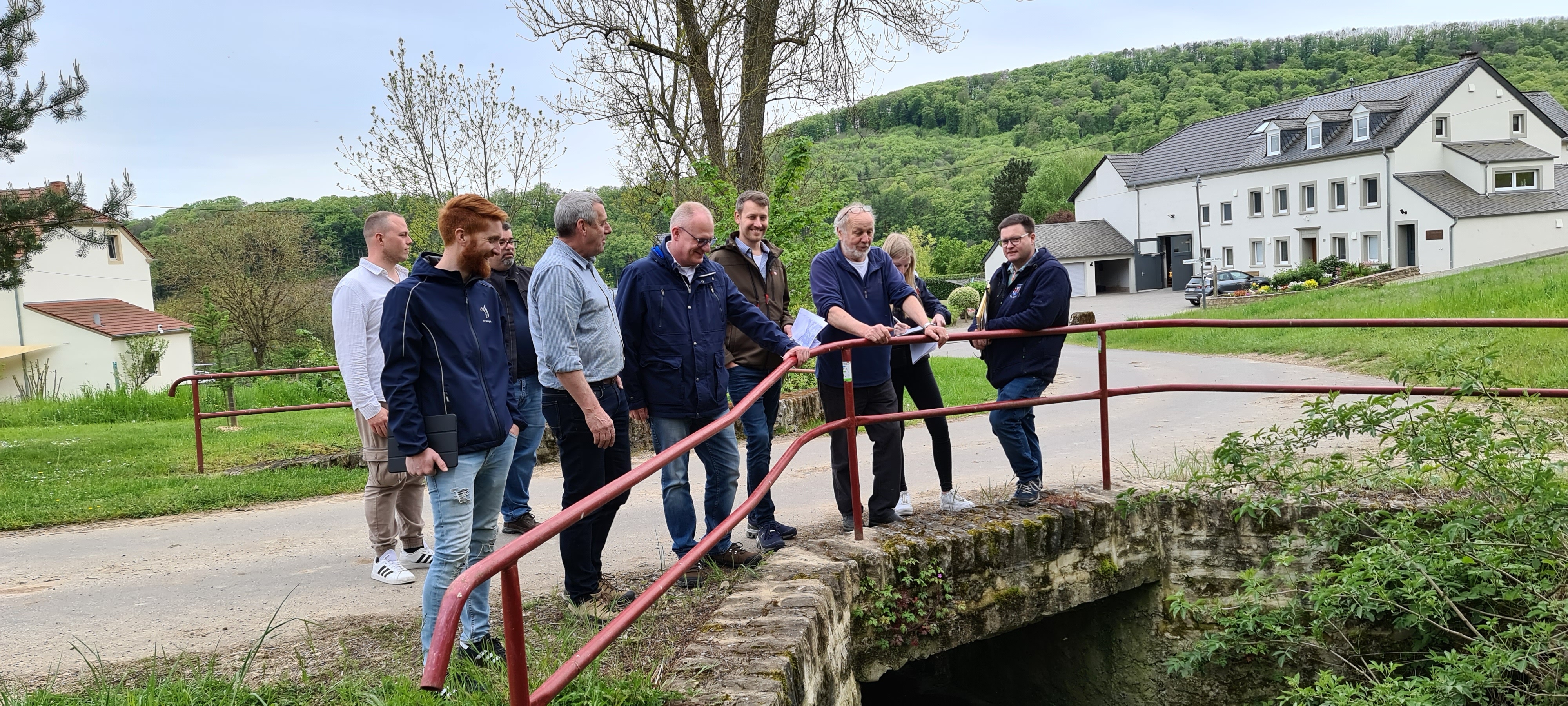 Bei der Ortsbegehung in Ralingen wurden die neuralgischen Punkte „begutachtet“.