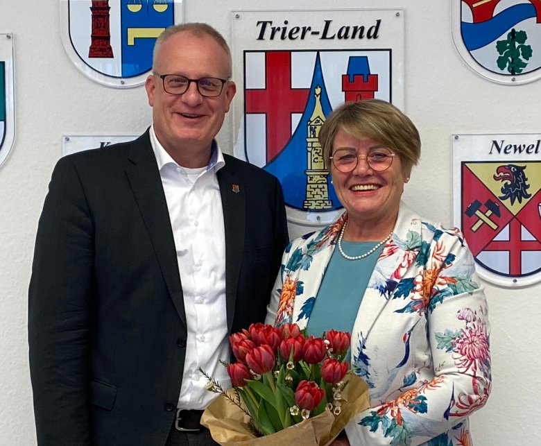Bürgermeister Michael Holstein wünscht der neuen Seniorenbeauftragten der Verbandsgemeinde Trier-Land, Margot Schilling, viel Erfolg für das neue Amt.