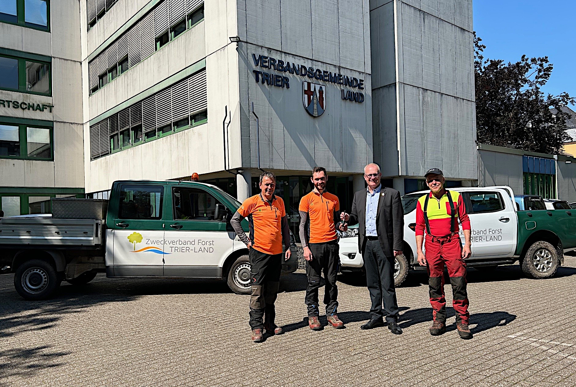 Fahrzeugübergabe ans Forstamt 