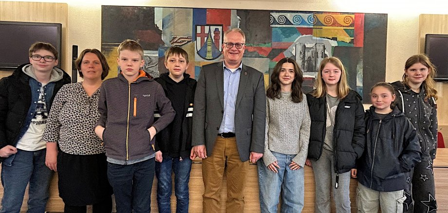 Gruppenfoto der Mädchen und Jungen mit Bürgermeister Holstein und Gleichstellungsberauftragter Vernazobres