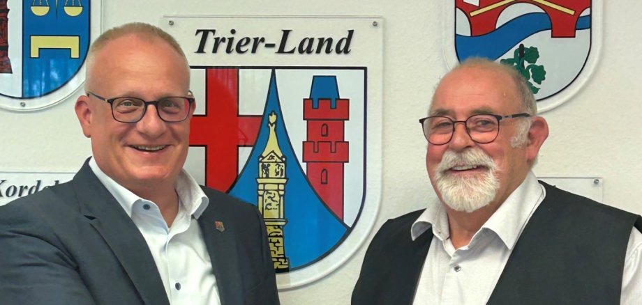 Bürgermeister Michael Holstein gratuliert Peter Bruns (r.) zur Wahl zum Ortsbürgermeister der Ortsgemeinde Langsur.