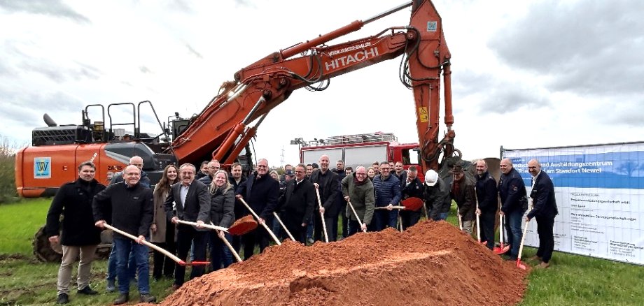 Gruppenbild vom Spatenstich vor Ort in Newel