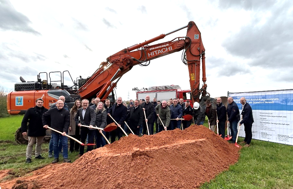 Gruppenbild vom Spatenstich vor Ort in Newel