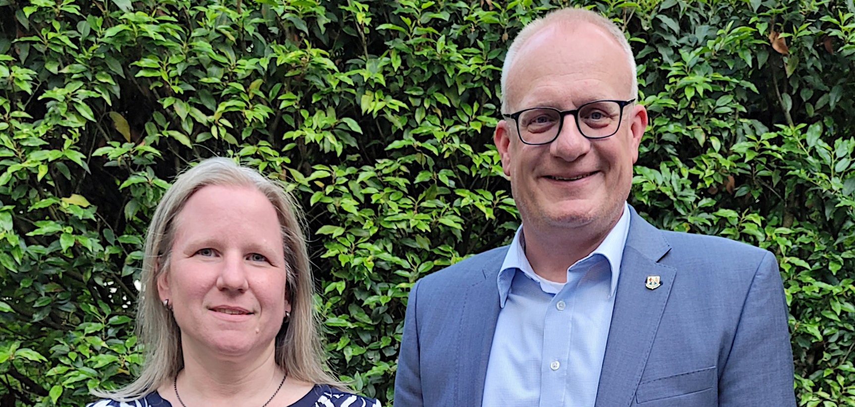 Überreichung der Ernennungsurkunde an die neue Beigeordnete durch den Bürgermeister der VG Trier-Land