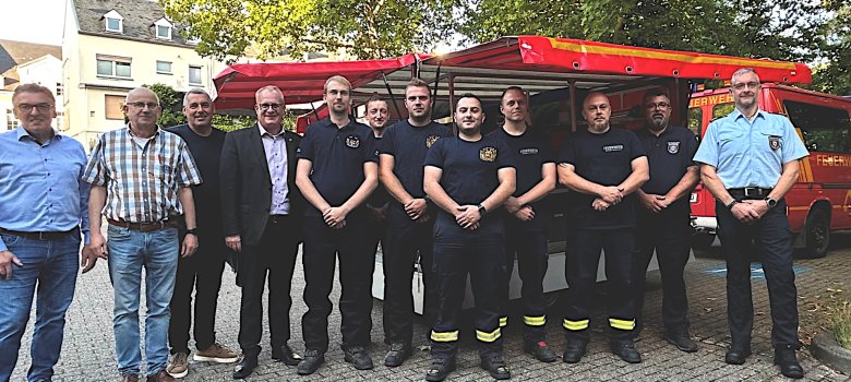 Mitglieder des Verbandsgemeinderates, die Wehrleitung, Bürgermeister Holstein sowie Mitglieder der am Bau der Anhänger beteiligten Feuerwehren Edingen-Godendorf und Zemmer.