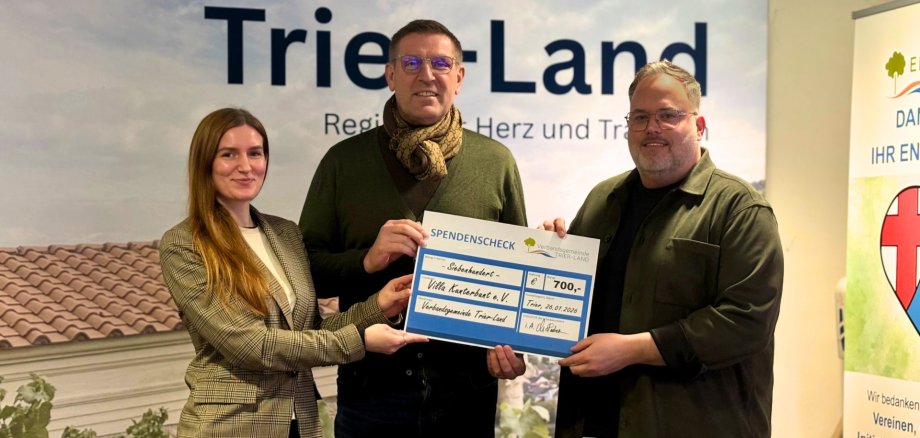 Angelika Sommer und Marco Radermacher übergeben den Spendenscheck an Dr. Christoph Block (mitte) Angelika Sommer und Marco Radermacher übergeben den Spendenscheck an Dr. Christoph Block (mitte)