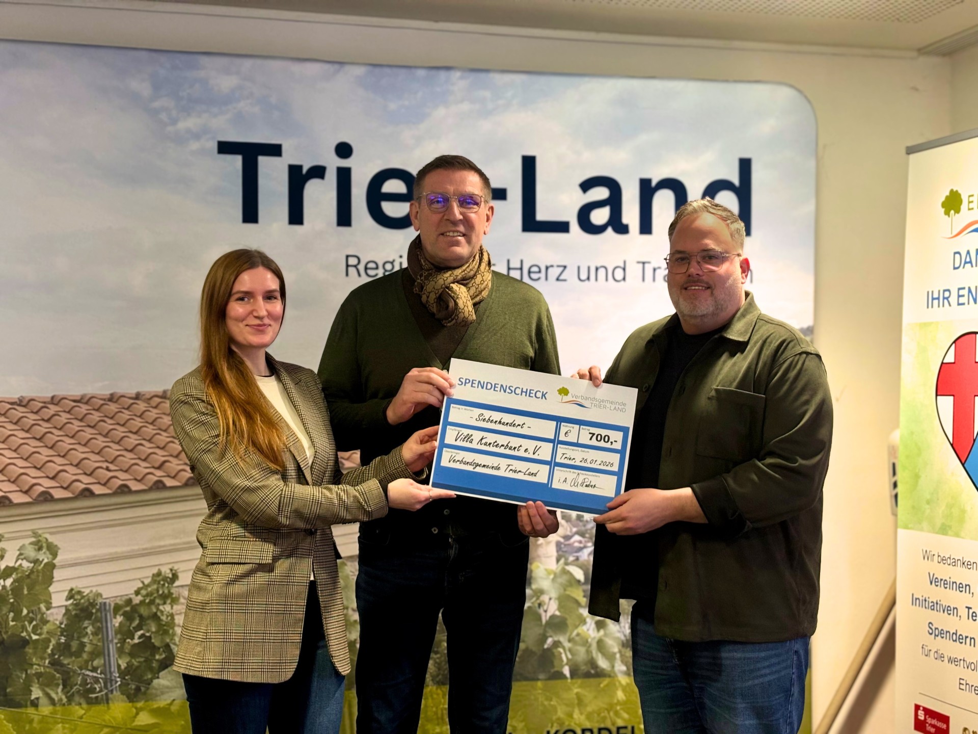 Angelika Sommer und Marco Radermacher übergeben den Spendenscheck an Dr. Christoph Block (mitte)