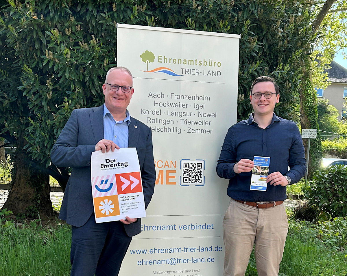 Bürgermeister Michael Holstein und Ehrenamtsbeauftragter Christian Weiß blicken zurück auf das erste Jahr Ehrenamtsbüro Trier-Land