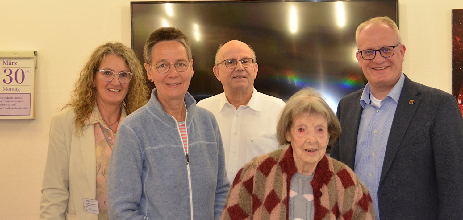 Der ältesten Bürgerin der Verbandsgemeinde Trier-Land, Dorothea Heidrich (2.v.r) gratulierten von links nach rechts: Bettina Kaiser, Seniorenresidenz Niederweiler Hof, Kreisbeigeordnete Kathrin Schlöder, Ortsbürgermeister Dieter Müller und Bürgermeister Michael Holstein. 