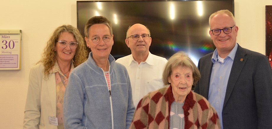 Der ältesten Bürgerin der Verbandsgemeinde Trier-Land, Dorothea Heidrich (2.v.r) gratulierten von links nach rechts: Bettina Kaiser, Seniorenresidenz Niederweiler Hof, Kreisbeigeordnete Kathrin Schlöder, Ortsbürgermeister Dieter Müller und Bürgermeister Michael Holstein. 