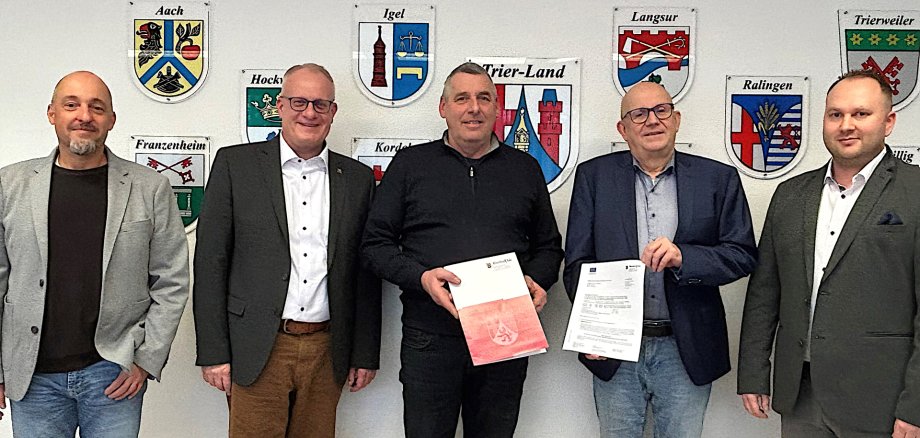 Die Projektpartner freuen sich über die Zuwendungen aus dem EFRE-Fördercall. Unser Bild zeigt von links nach rechts: Jürgen Feltes, Leiter FB Bauen, Bürgermeister Michael Holstein, Ortsbürgermeister Alfred Wirtz, Ortsbürgermeister Dieter Müller und Projektleiter Sven Maier.