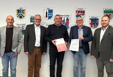 Ralingen und Trierweiler:
Hohe Förderung für Baumaßnahmen Die Projektpartner freuen sich über die Zuwendungen aus dem EFRE-Fördercall. Unser Bild zeigt von links nach rechts: Jürgen Feltes, Leiter FB Bauen, Bürgermeister Michael Holstein, Ortsbürgermeister Alfred Wirtz, Ortsbürgermeister Dieter Müller und Projektleiter Sven Maier.