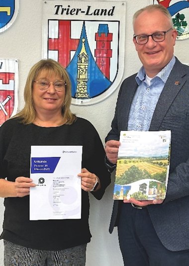 Die neue Informationsbroschüre ist da! Kerstin Bruder der BVB-Verlagsgesellschaft und Bürgermeister Michael Holstein.