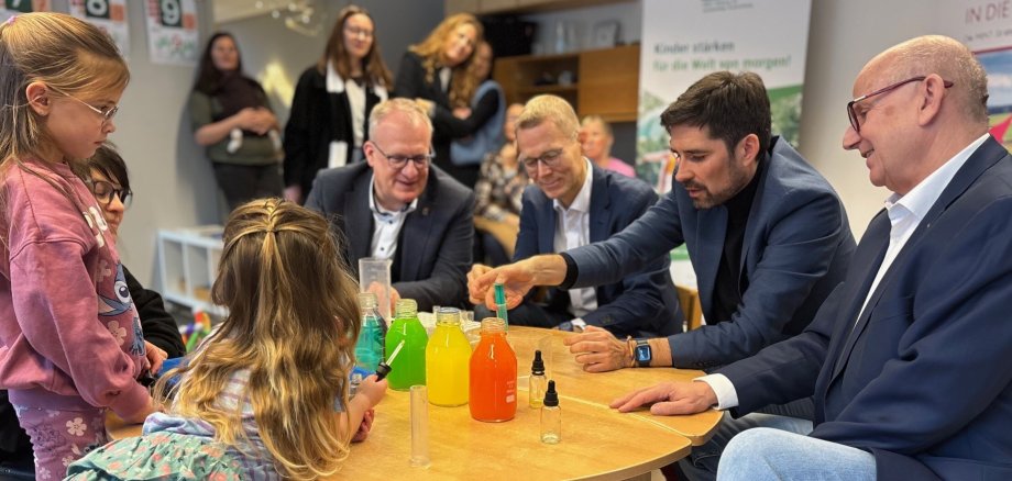 Die Führung durch die Kita Trierweiler endet mit einem interaktiven Farbexperiment