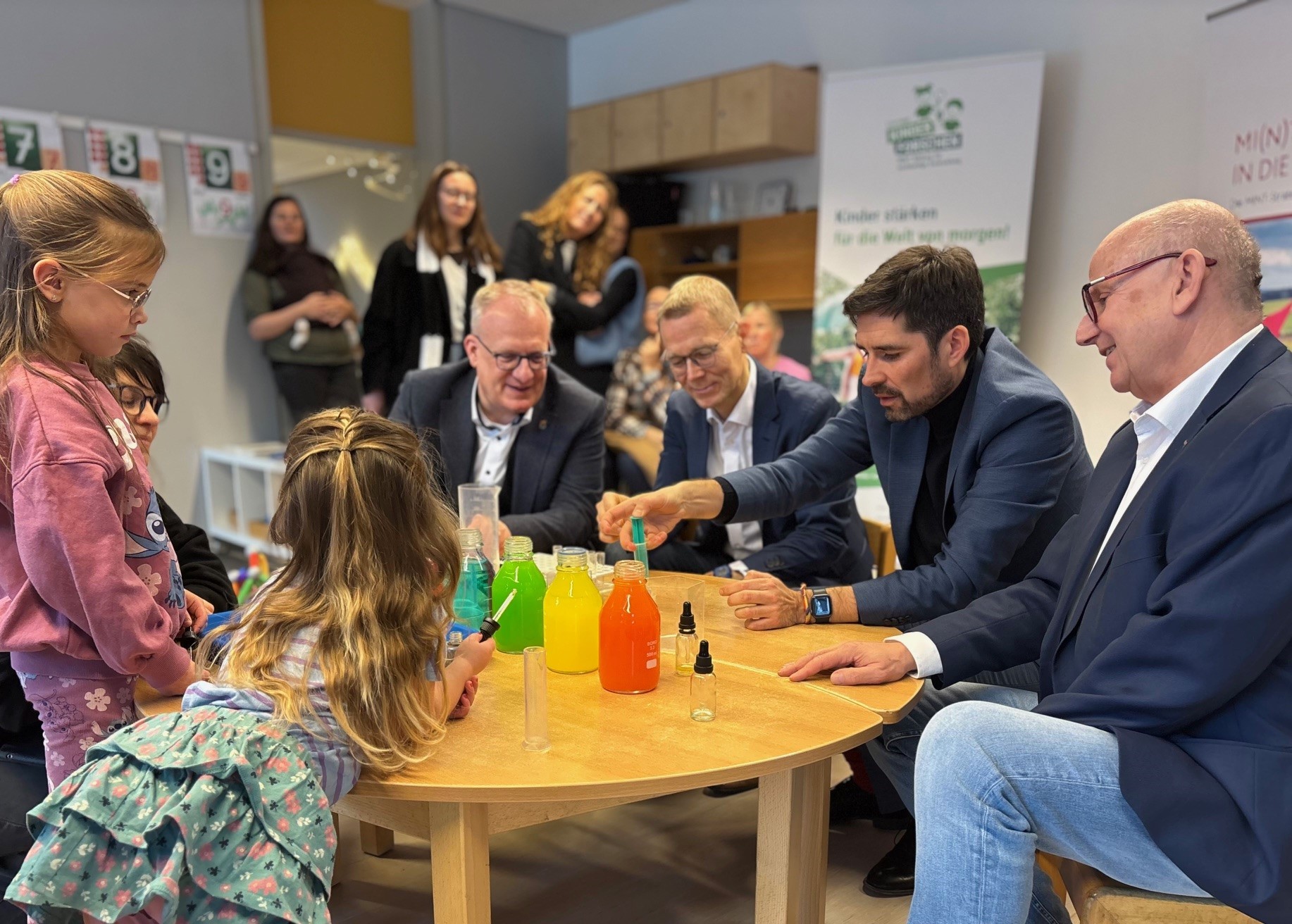 Die Führung durch die Kita Trierweiler endet mit einem interaktiven Farbexperiment