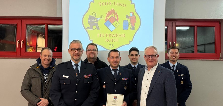 Wehrführer Marcel Cordie wiedergewählt Wehrführer Marcel Cordie wiedergewählt, vorne von links nach rechts: Oliverberg, Marcel Cordie und Michael Holstein.