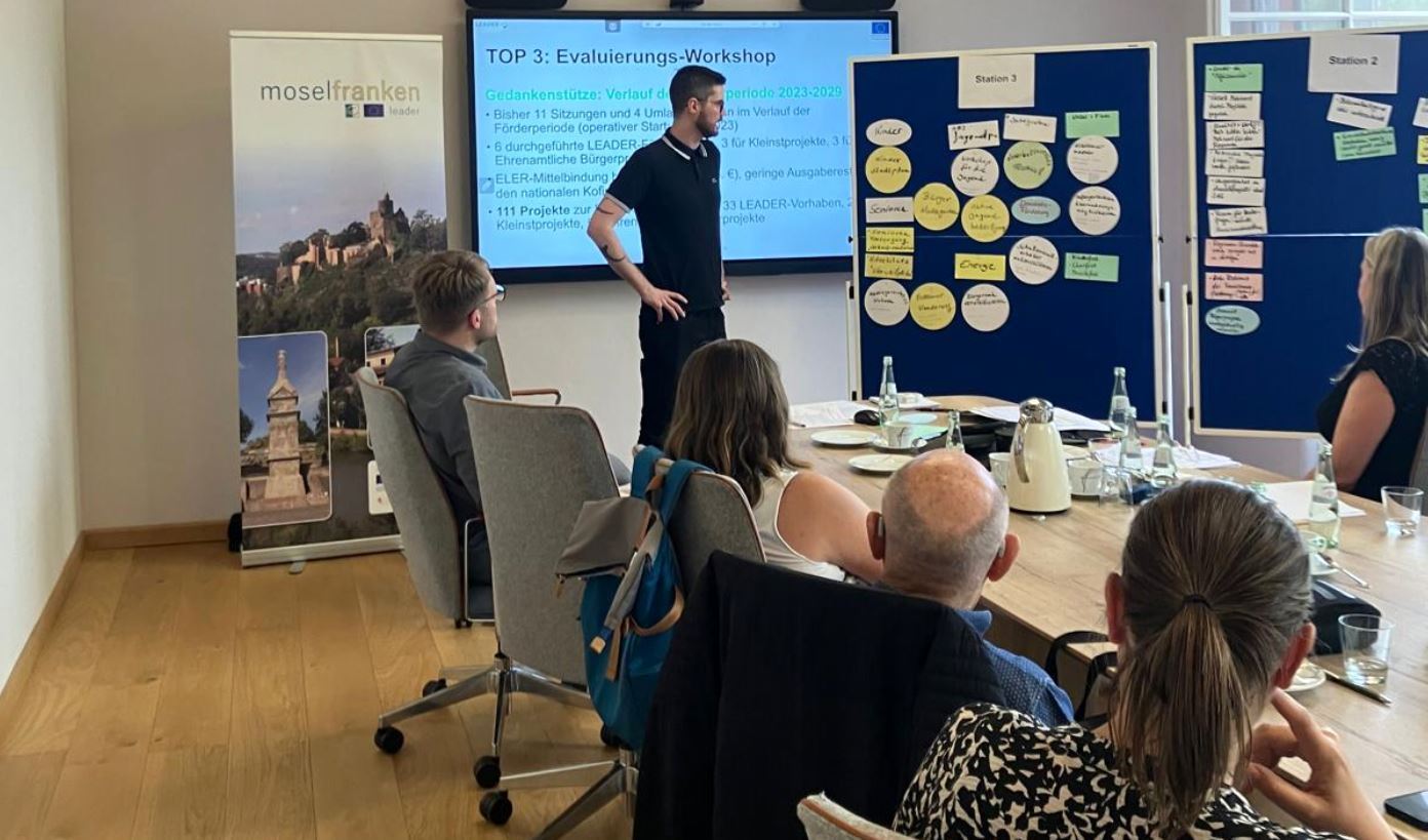 Im Rahmen der Zwischen-Evaluierung der LEADER-Förderperiode 2023-2027 hat die Lokale Aktionsgruppe (LAG) Moselfranken am 2. Juni einen Workshop durchgeführt. 