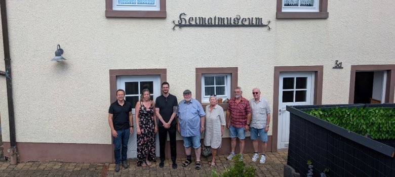 Beispielhaftes Engagement zeigte sich auch beim Betrieb des Heimatmuseums in Zemmer, wo die Akteure den Tag ausklingen ließen. / v. l. n. r.: Andreas Schmitt (1. Vorsitzender Heimatverein Fidei Zemmer), Jennifer Lichter und Matthias Faß (beide LAG-Geschäftsstelle Moselfranken), Edgar Schmitt (Heimatverein Fidei Zemmer), Leo Endres (1. Vorsitzender Heimatverein Rodt/ Schleidweiler), Liselotte Fohl (Verwaltungsrat Pfarrei Auf der Fidei), Wolfgang Fohl (Freiwillige Helfer Schleidweiler)