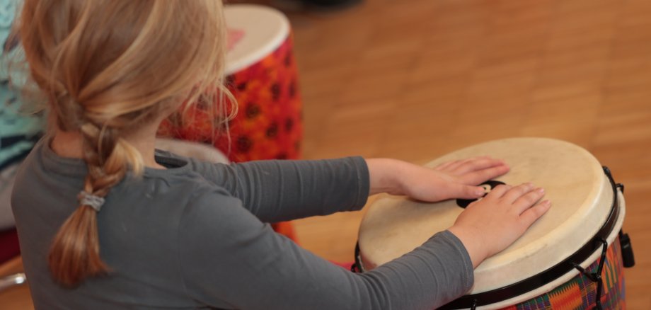 Kinder und Jugendliche trommeln im Takt Kinder und Jugendliche trommeln im Takt