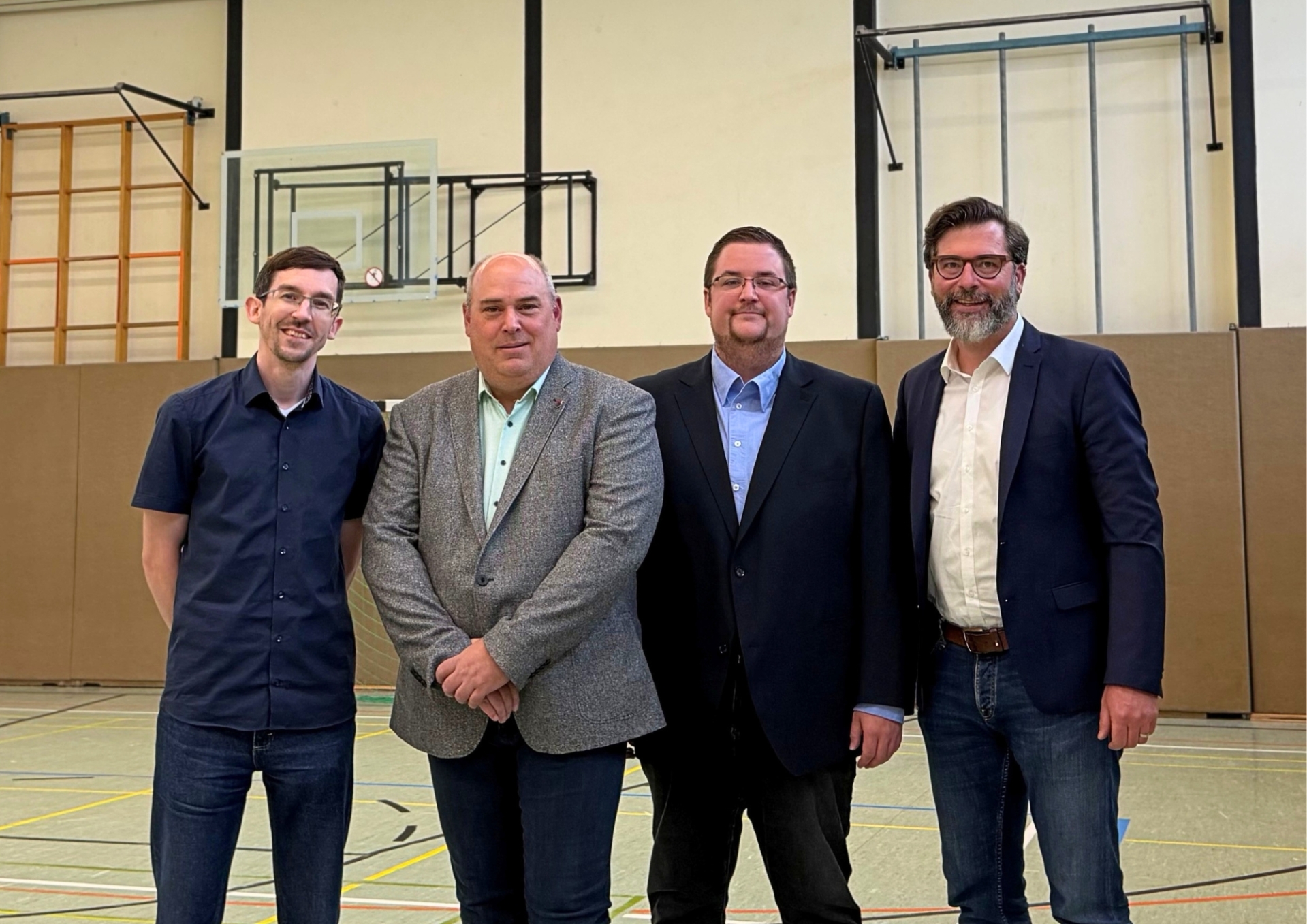 Gemeinsam begutachten Energieberater der Verbandsgemeinde Trier-Land Carsten Kühn, Beigeordneter der Verbandsgemeinde Trier-Land Marcel Keilen, Ortsbürgermeister Constantin Ney sowie Westenergie-Kommunalmanager Christian Nathem die neue Beleuchtung in der Turnhalle in Zemmer-Rodt. (Foto: Westenergie AG)