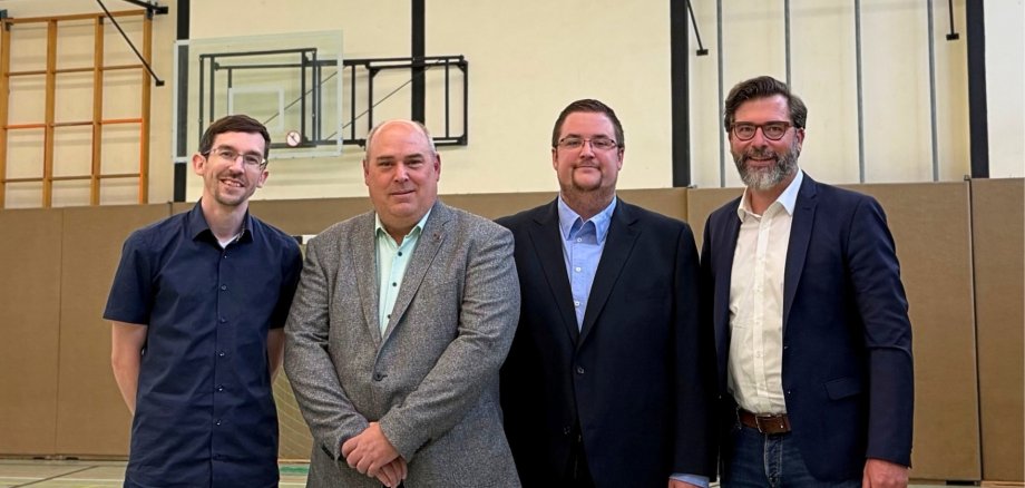 Gemeinsam begutachten Energieberater der Verbandsgemeinde Trier-Land Carsten Kühn, Beigeordneter der Verbandsgemeinde Trier-Land Marcel Keilen, Ortsbürgermeister Constantin Ney sowie Westenergie-Kommunalmanager Christian Nathem die neue Beleuchtung in der Turnhalle in Zemmer-Rodt. (Foto: Westenergie AG)