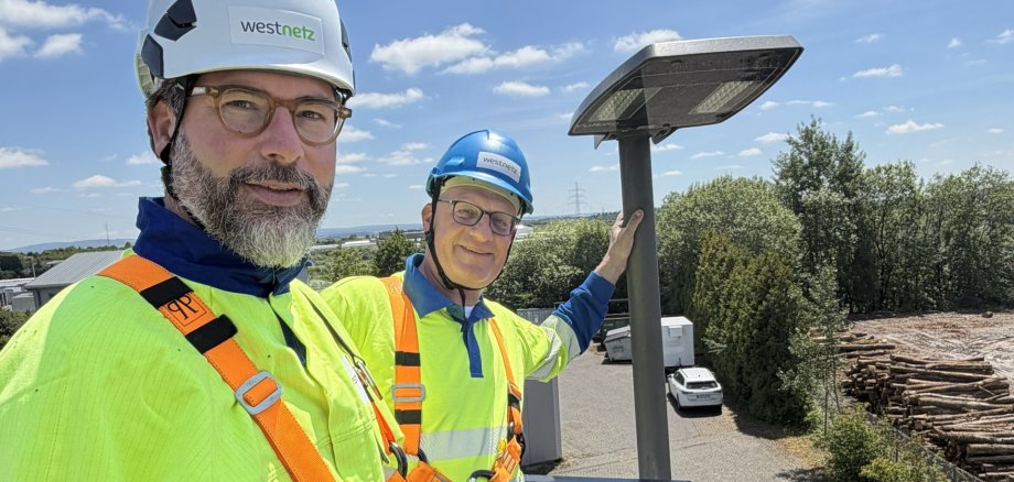 (v. l.) Westenergie-Kommunalmanager Christian Nathem und Bürgermeister Michael Holstein begutachten im Steiger die neue LED Straßenbeleuchtung aus nächster Nähe. (v. l.) Westenergie-Kommunalmanager Christian Nathem und Bürgermeister Michael Holstein begutachten im Steiger die neue LED Straßenbeleuchtung aus nächster Nähe.