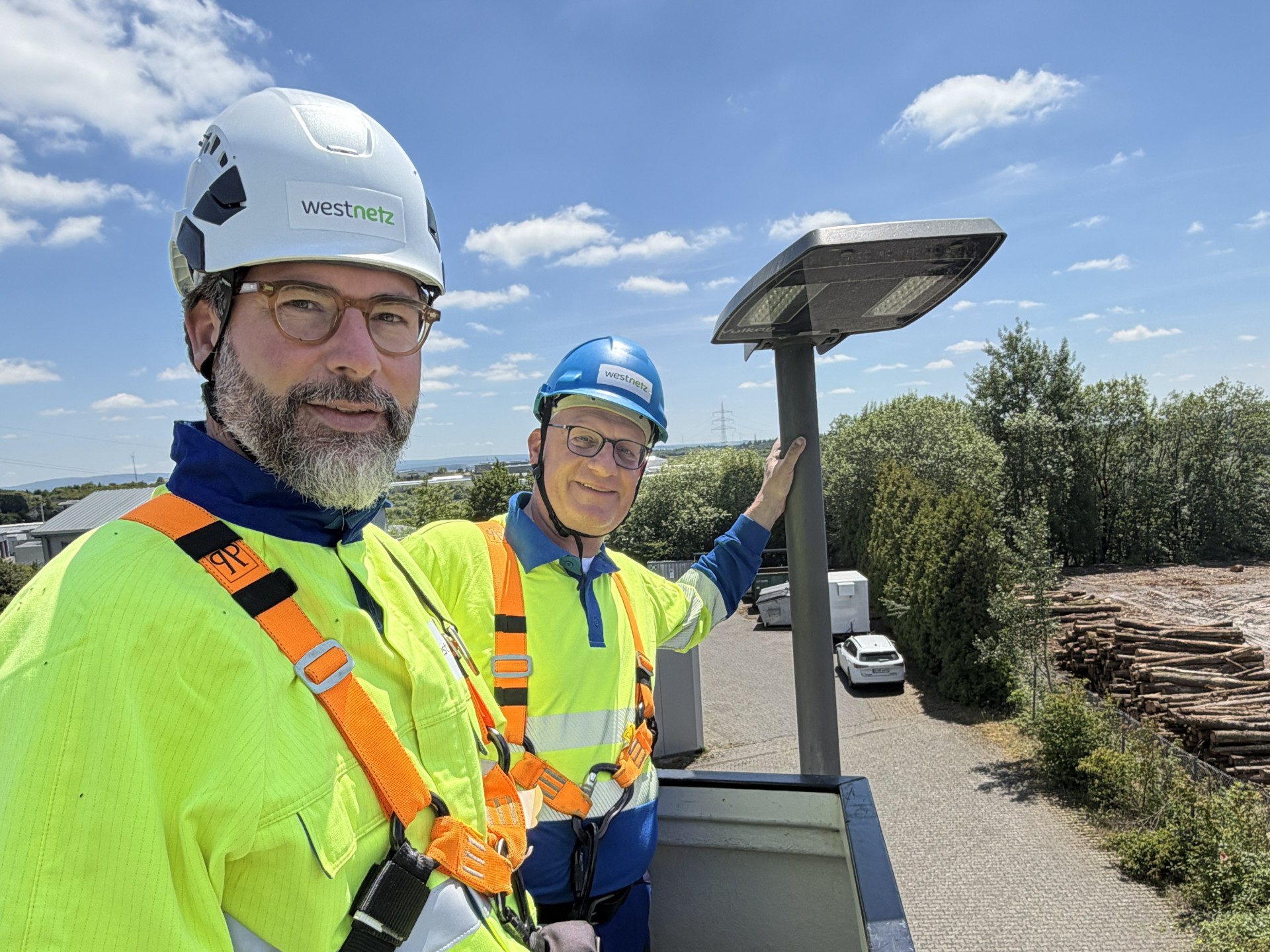 (v. l.) Westenergie-Kommunalmanager Christian Nathem und Bürgermeister Michael Holstein begutachten im Steiger die neue LED Straßenbeleuchtung aus nächster Nähe.