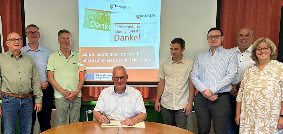 Bürgermeister Michael Holstein unterzeichnet den Kooperationsvertrag
