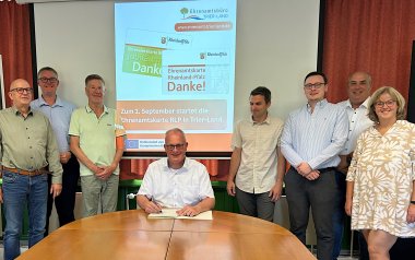 Bürgermeister Michael Holstein unterzeichnet den Kooperationsvertrag