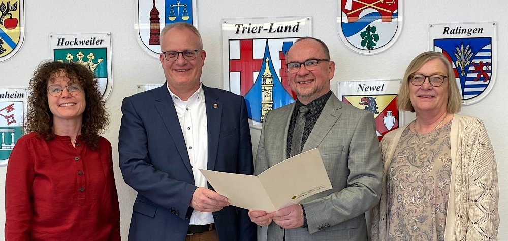 Bürgermeister Michael Holstein verabschiedet im Beisein von Büroleiterin Gabi Thebach und Tanja Berens, den langjährigen Leiter der Finanzabteilung Otmar Coura. 