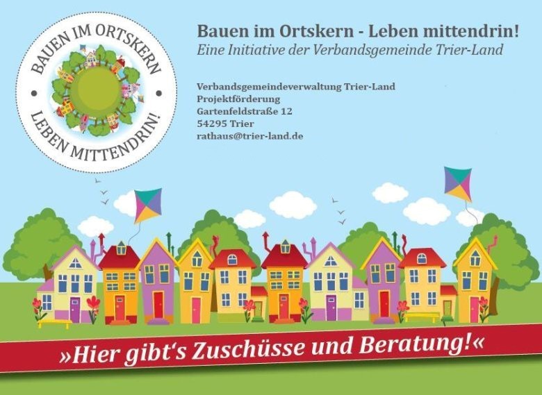 Bauen im Ortskern - Deckblatt des Flyers, dargestellt ist eine bunte Häuserzeile und Kontaktmöglichkeiten