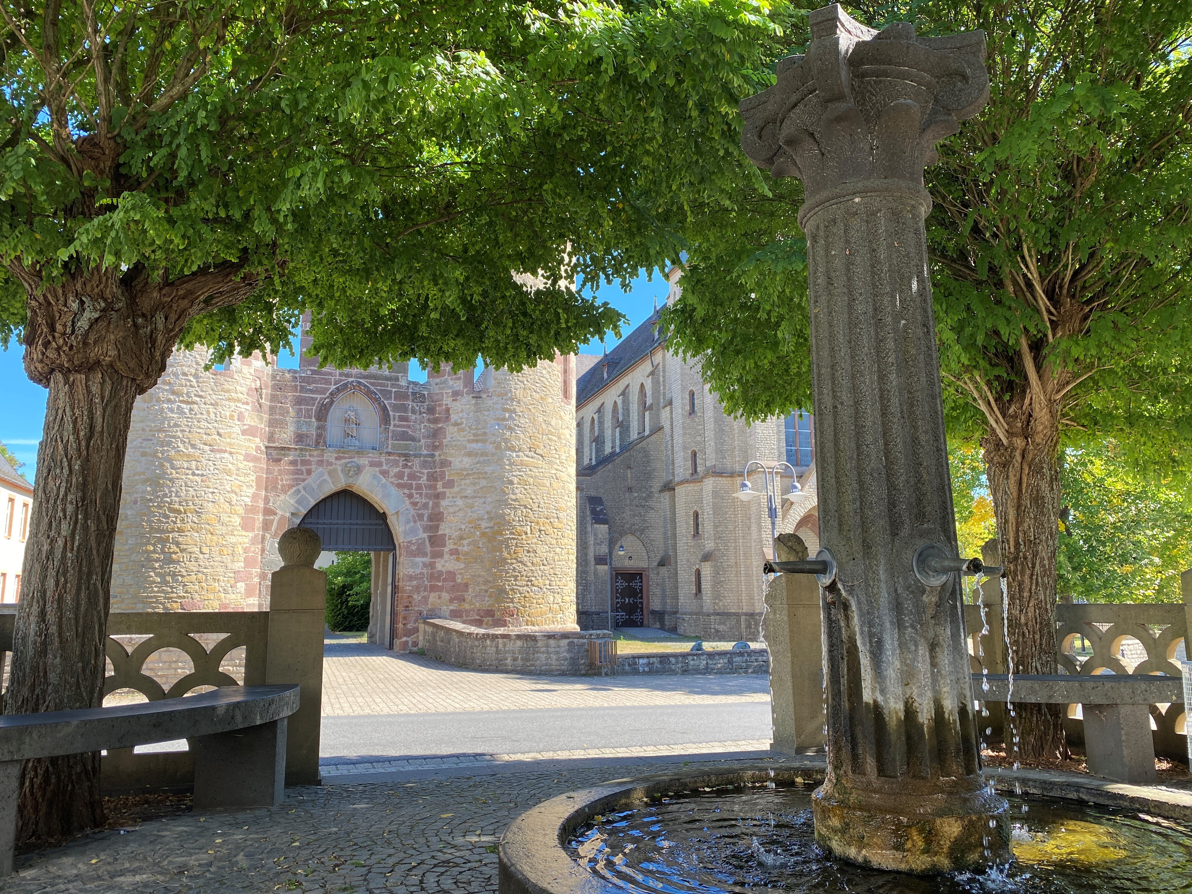 Brunnenanlage mit Hermenköpfen mit Blick auf Burgtor Welschbillig