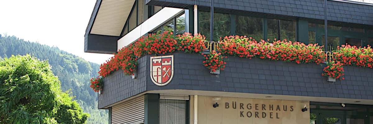 Bürgerhaus Kordel - Terrasse mit Blumenschmuck