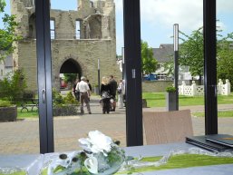 Burg Welschbillig Blick aus dem Innenraum in den Hof der Burganlage Welschbillig