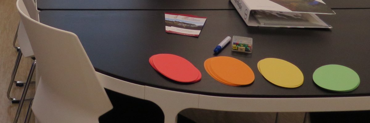 Coworking Symbolbild Schreibtisch im Coworking-Space