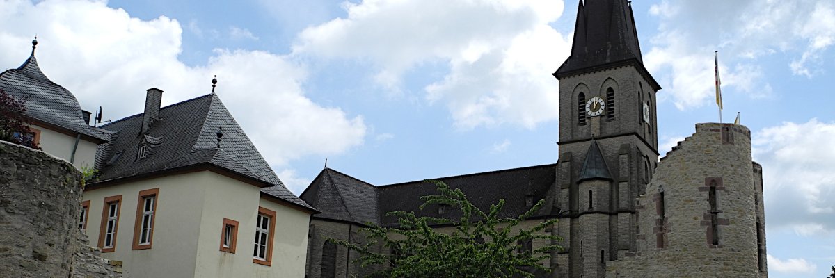 ohne Titel Ansicht Pfarrkirche Burgtot und Amtshaus Welschbillig