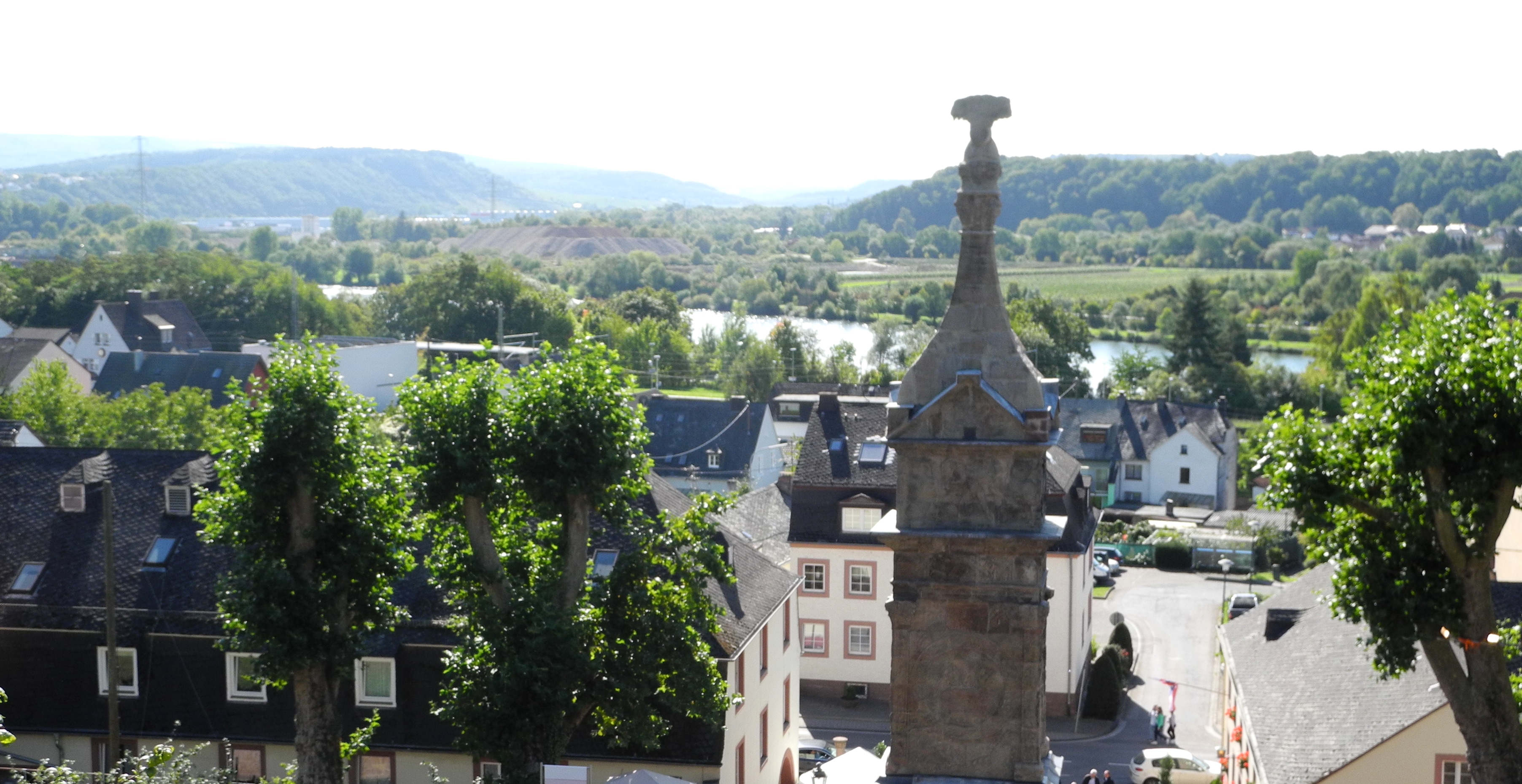 Blick auf die Igeler Säule und Panorama im Hintergrund