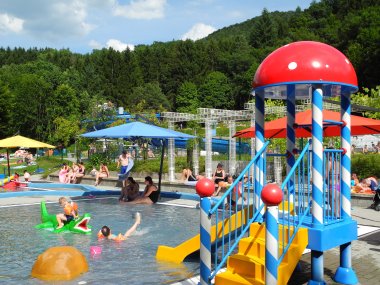 Kleinkind-Bereich im Kylltalbad Kordel mit buntem Turm als Rutsche und grünem Kunststoffkrokodil als Sitz- und Spielelement