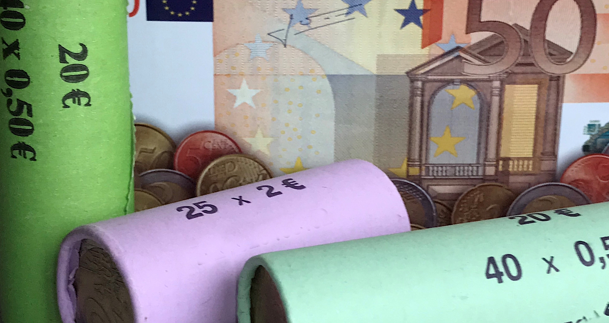 Geldrollen und Münzen