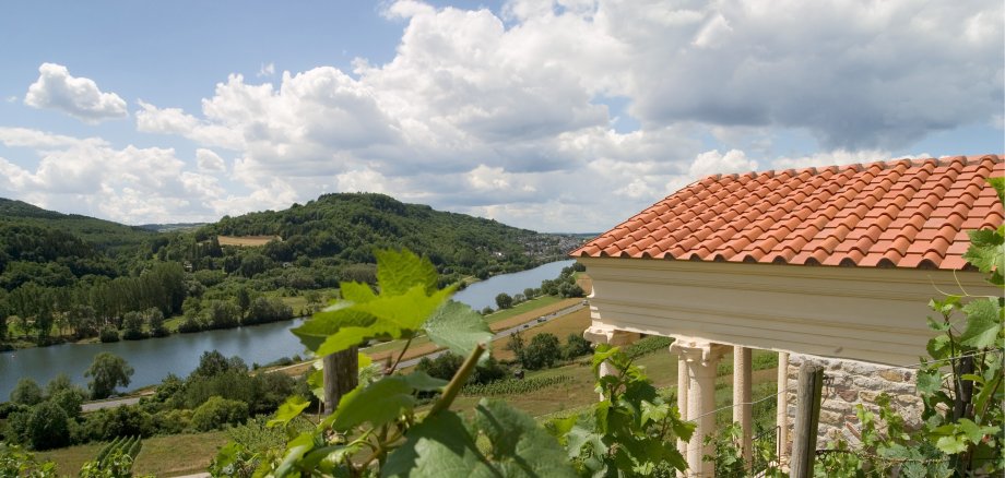 Römischer Tempel in den Weinbergen von Igel mit Blick auf die Mosel